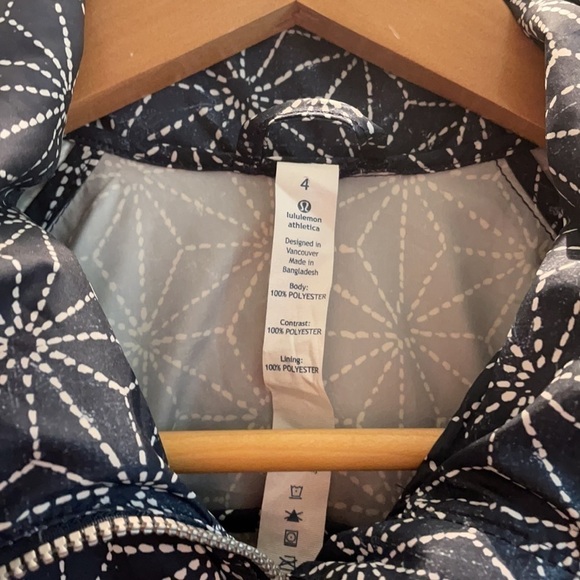 Beautiful Lululemon Navy 1/2 Zip Jacket—EUC—4 - Picture 3 of 9